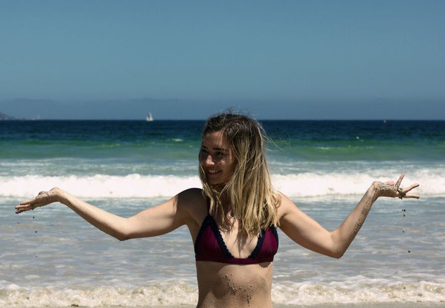 Mulher de biquíni à beira da água