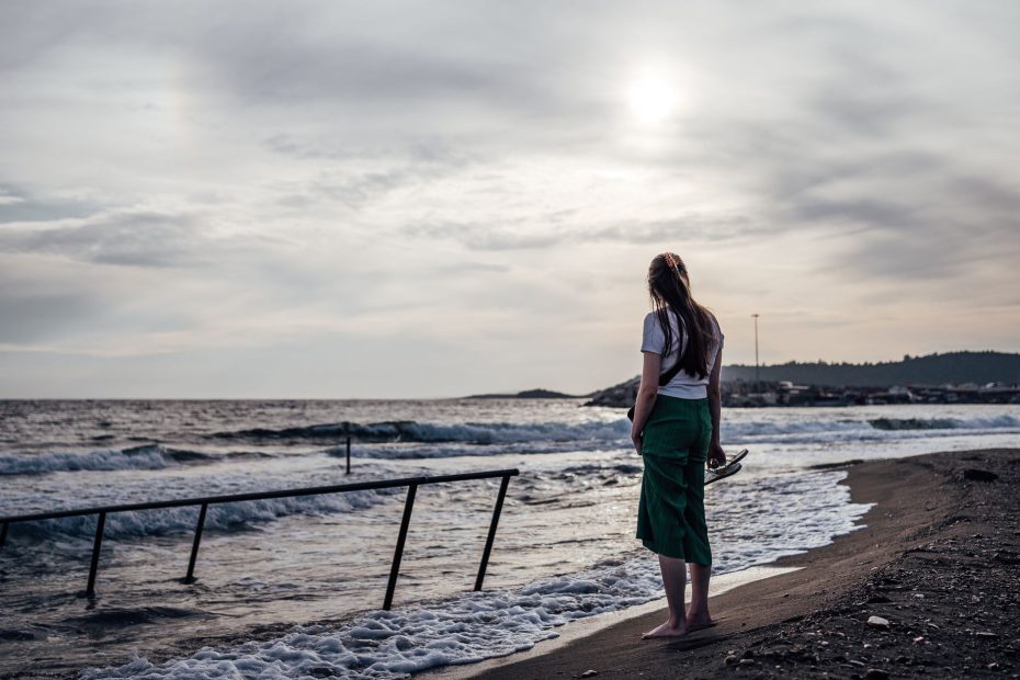 Mulher de biquíni à beira da água