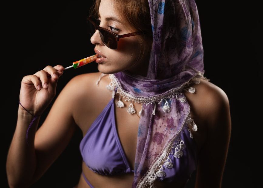 Mulher de biquíni à beira da água