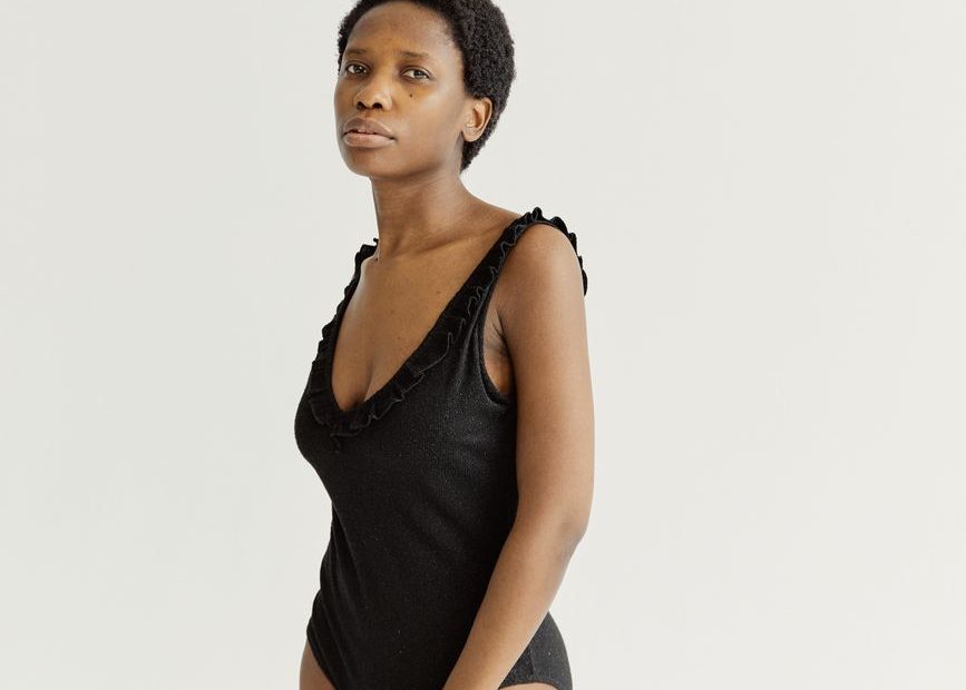 Mulher de biquíni à beira da água