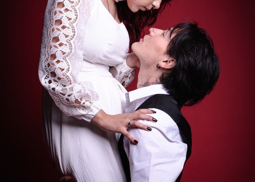 Casal abraçado