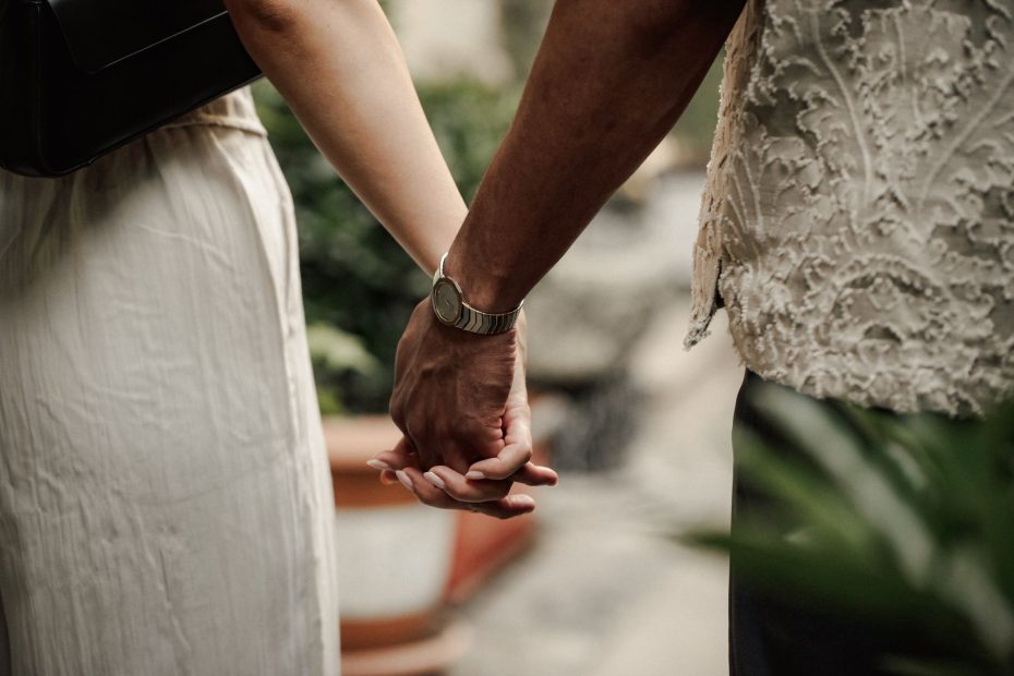 Casal abraçado