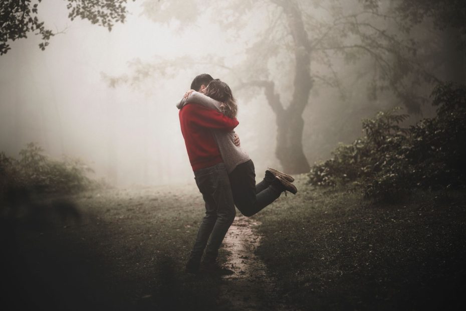 Casal abraçado