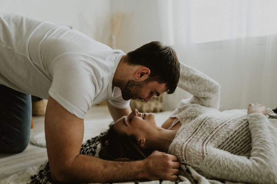 Casal abraçado