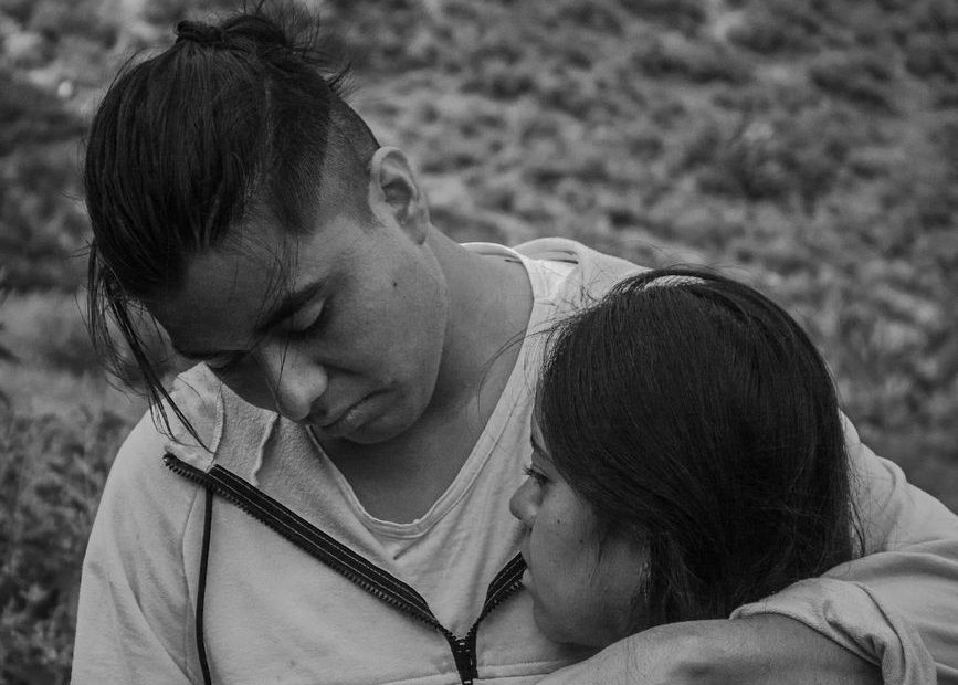 Casal abraçado