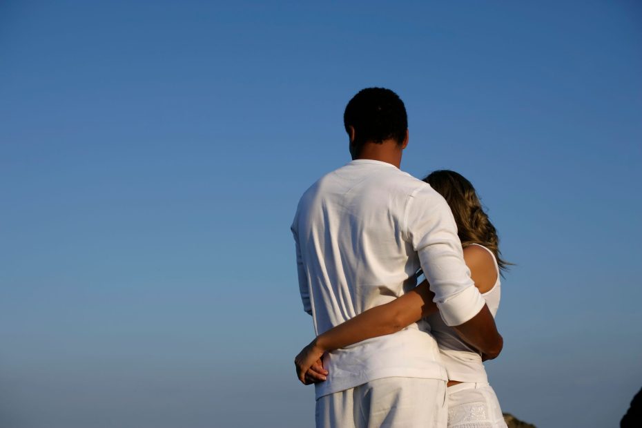 Casal abraçado