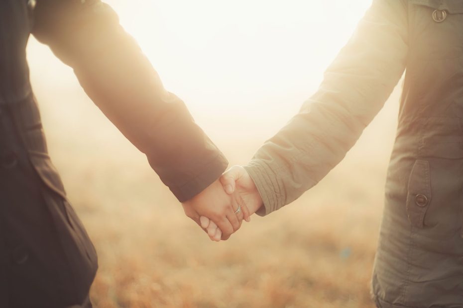Casal abraçado