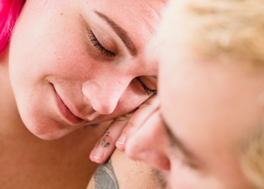 Casal abraçado